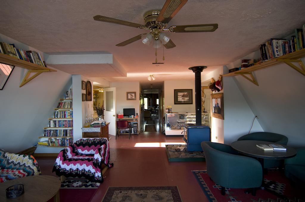 Yellow Dog Lodge, Inc. Йелоунайф Екстериор снимка
