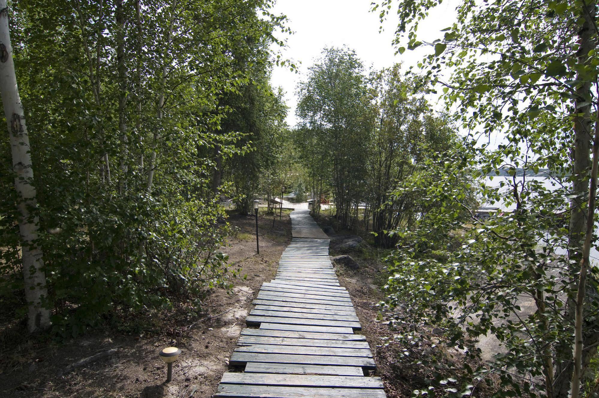 Yellow Dog Lodge, Inc. Йелоунайф Екстериор снимка