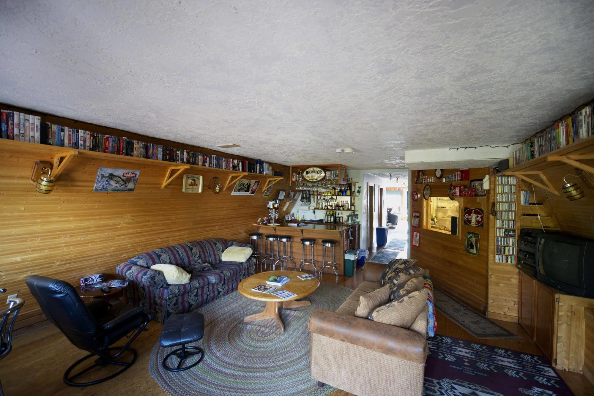 Yellow Dog Lodge, Inc. Йелоунайф Екстериор снимка