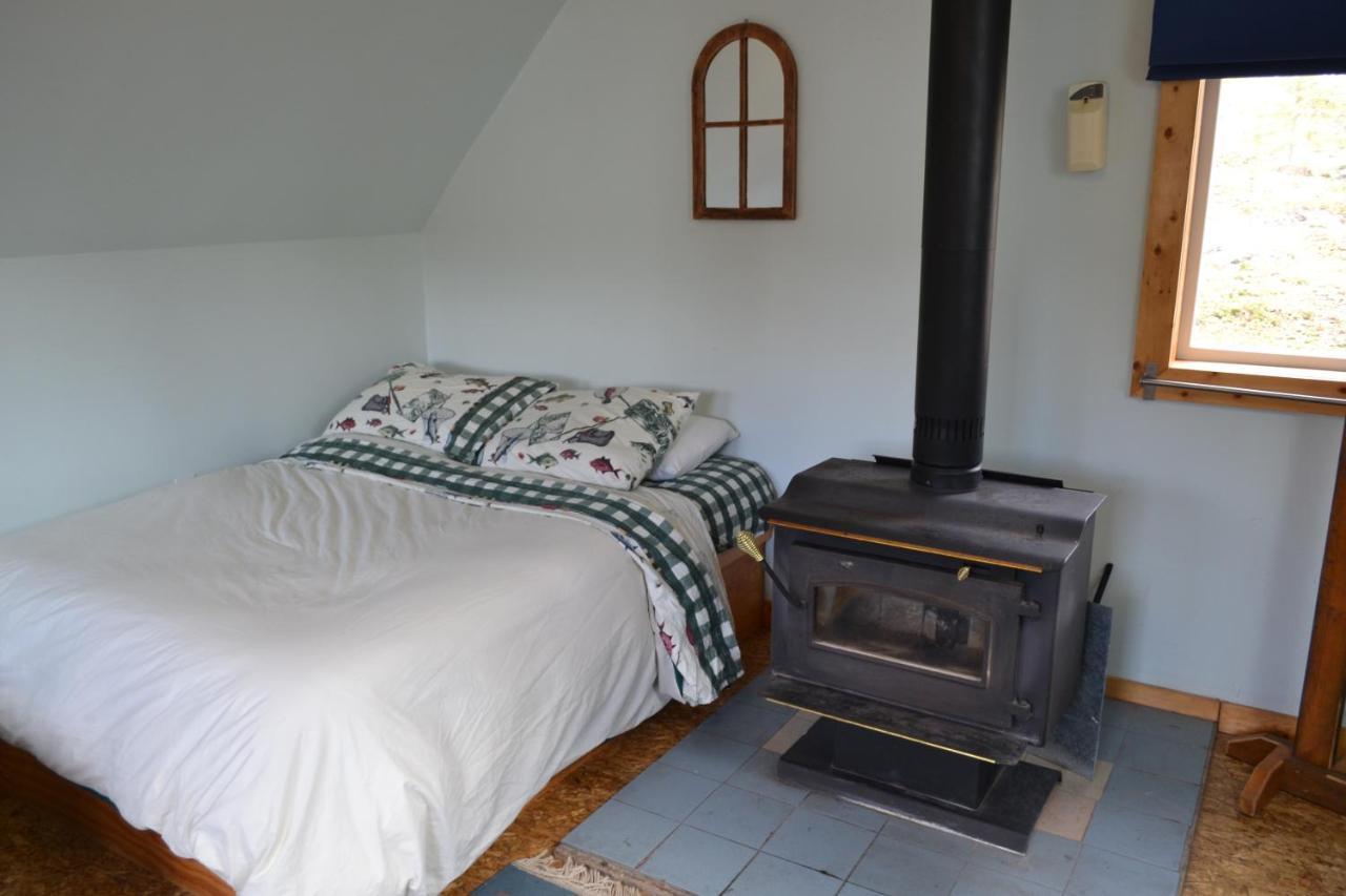 Yellow Dog Lodge, Inc. Йелоунайф Екстериор снимка