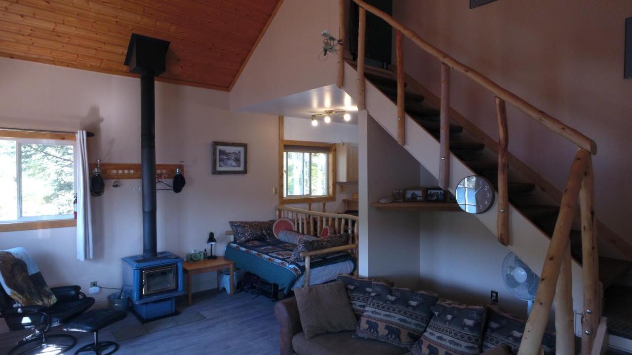 Yellow Dog Lodge, Inc. Йелоунайф Екстериор снимка