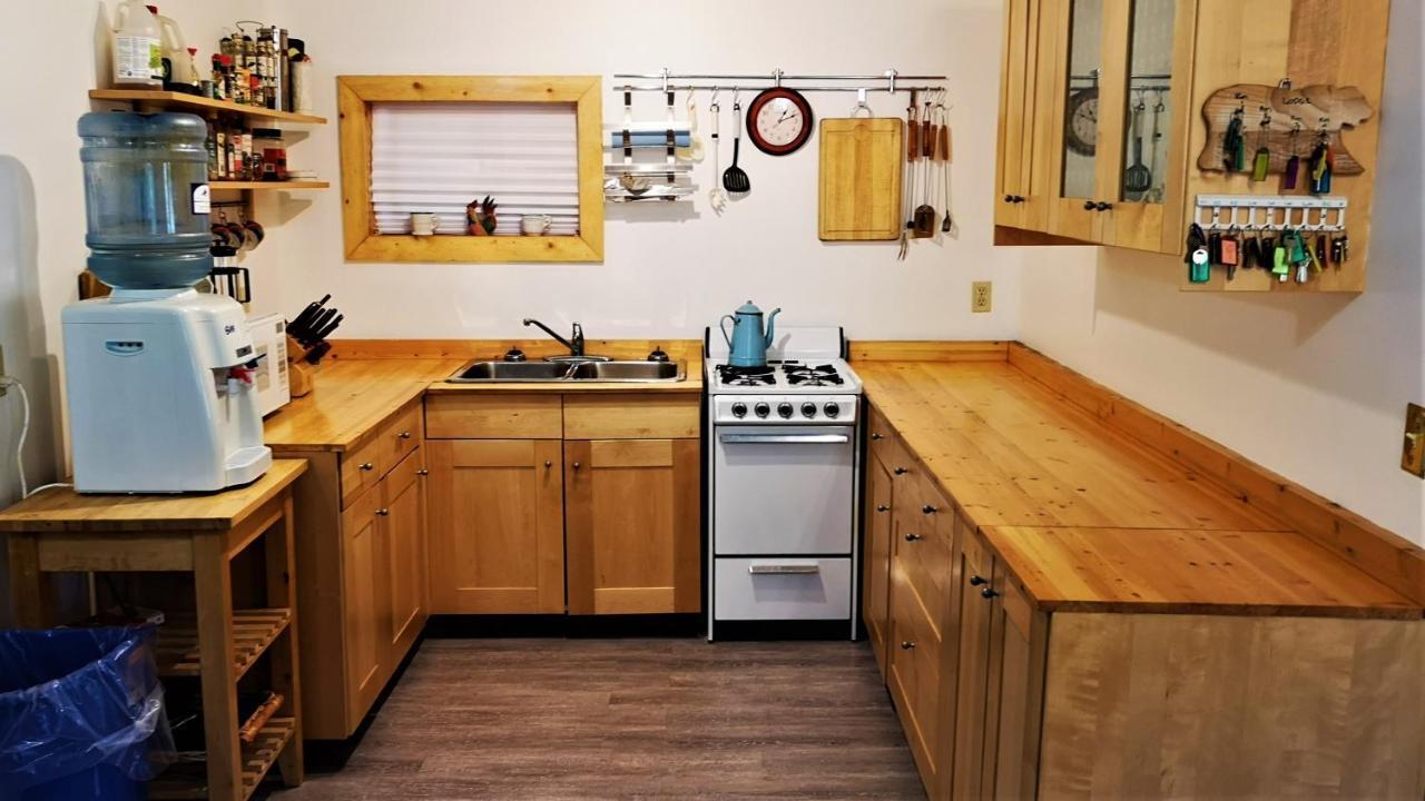 Yellow Dog Lodge, Inc. Йелоунайф Екстериор снимка